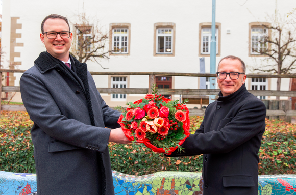 Glöckle Gruppe übergibt Spende auf dem Gelände der Diakonie Stetten (links: Geschäftsführer der Glöckle Gruppe Axel Glöckle, rechts: Stellv. Vorstandsvorsitzender der Diakonie Stetten Dietmar Prexl) Glöckle Gruppe übergibt Spende auf dem Gelände der Diakonie Stetten (links: Geschäftsführer der Glöckle Gruppe Axel Glöckle, rechts: Stellv. Vorstandsvorsitzender der Diakonie Stetten Dietmar Prexl)