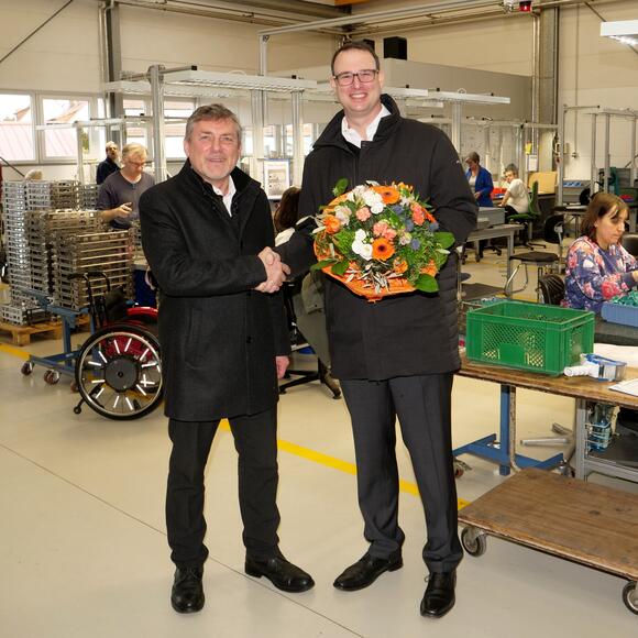 Glöckle Gruppe übergibt Spende auf dem Gelände der Backnanger Werkstatt (links: Geschäftsführer der Glöckle Gruppe Axel Glöckle) Glöckle Gruppe übergibt Spende auf dem Gelände der Backnanger Werkstatt (links: Geschäftsführer der Glöckle Gruppe Axel Glöckle)
